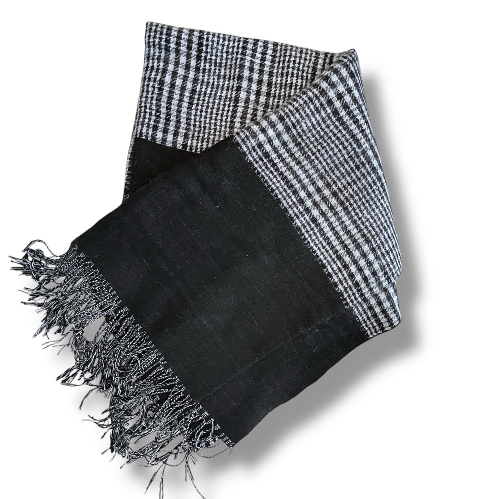 NWT Charlotte Daniel Black and White Houndstooth Shaw Wrap